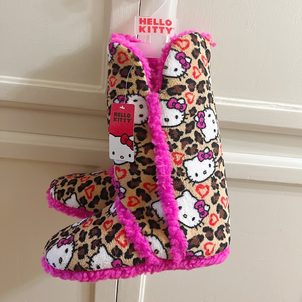 🎀NWT Official Hello Kitty Sanrio Fuzzy Indoor Boots🎀
